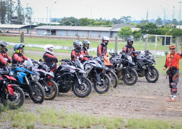André Vargas em orientação no Centro de Treinamento com alunos lado a lado em big trails