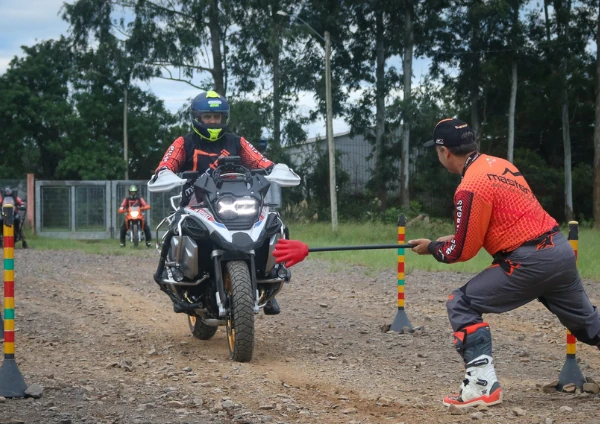 Aluno executando frenagem de emergência em piso solto no Centro de Treinamento