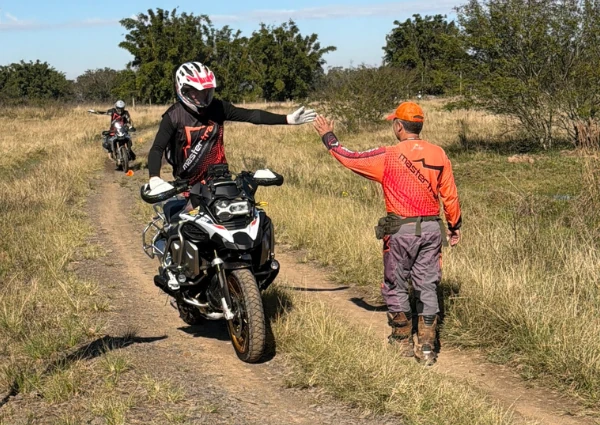 Aluno em exercício de equilíbrio com uma das mãos fora do guidão, em baixa velocidade